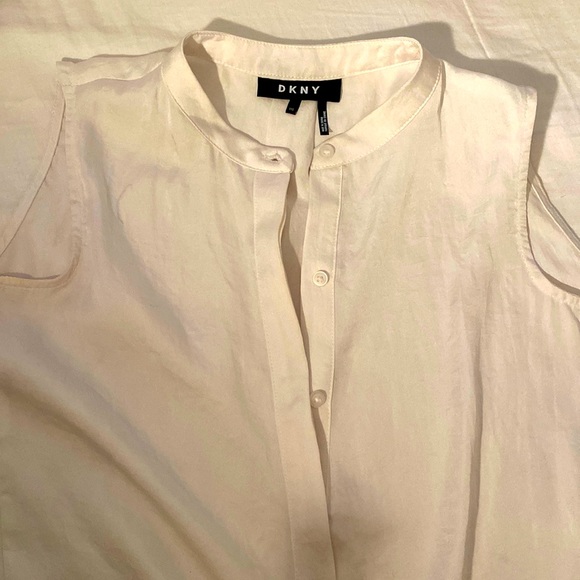 DKNY beautiful fresh blouse. Off white. A classic piece specially to travel with - Picture 1 of 9